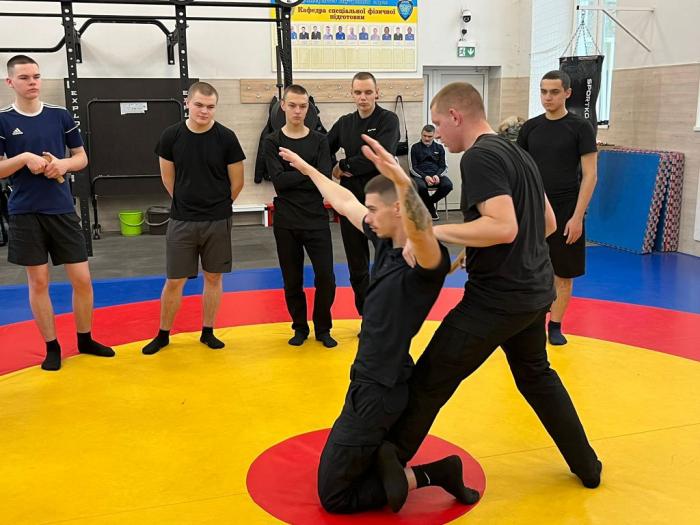 Як затримати озброєного правопорушника: патрульні діляться досвідом із курсантами