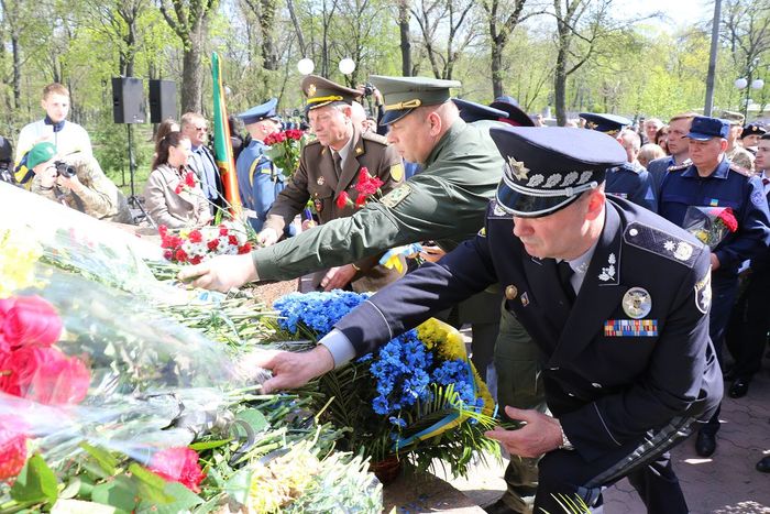 Ректор університету взяв участь у покладанні квітів до пам’ятника загиблим чорнобильцям