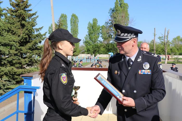 Ректор університету відзначив курсанта факультету № 1  Аліну Ненько