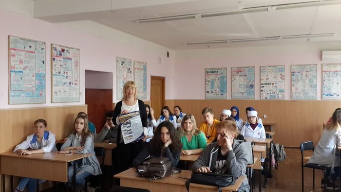 Доцент кафедри кримінально-правових дисциплін факультету № 6 Вікторія Давиденко зустрілася зі студентами медичного коледжу 