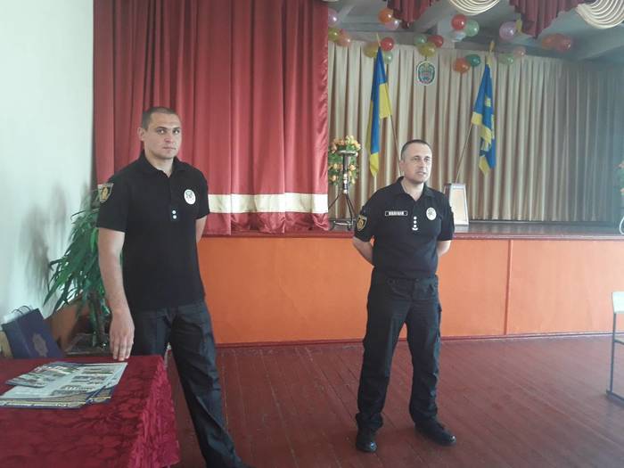 Начальник відділення поліції Віктор Московець зустрівся з випускниками Устинівки