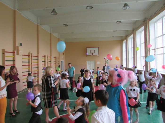 Музично-ігрове шоу для школярів організували працівники та курсанти ХНУВС