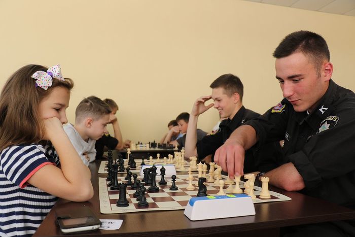 Гра, яка навчає мислити… Вихованці шахового клубу «Вундеркінд-Гагарінець» змагалися з курсантами та студентами ХНУВС