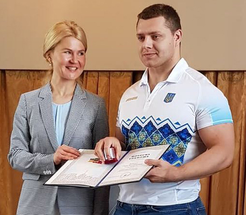 Студент університету Сергій Білий отримав нагороду від голови ХОДА Юлії Світличної