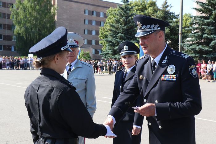 Ректор університету вручив курсантам-випускникам погони лейтенантів