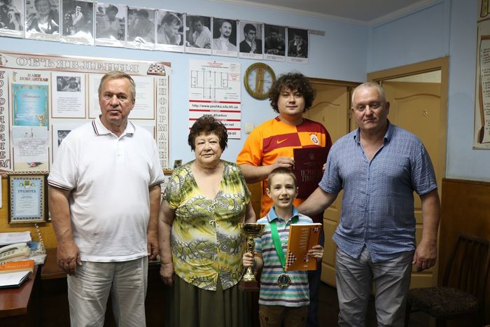 Президент Харківської обласної федерації шахів Сергій Гусаров привітав шахових чемпіонів