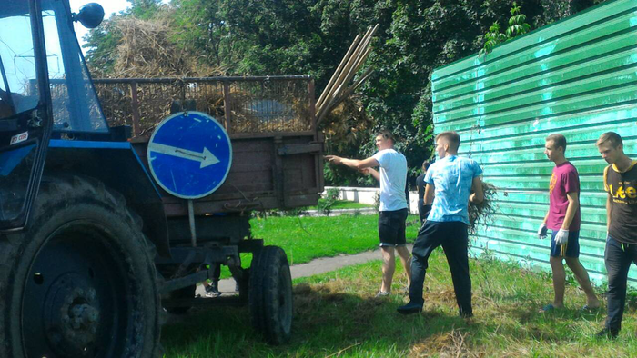 Курсанти університету допомагають у прибиранні території Слобідського району