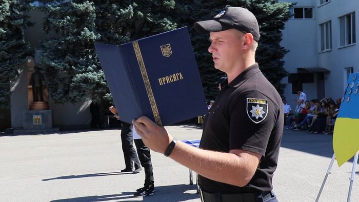 ЗМІ про приведення до Присяги працівника поліції випускників курсів первинної професійної підготовки Інституту післядипломної освіти ХНУВС (відео)
