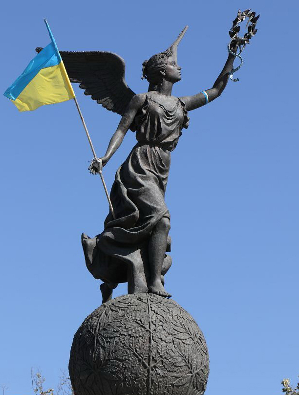 Урочисте покладання квітів до символу Незалежності України