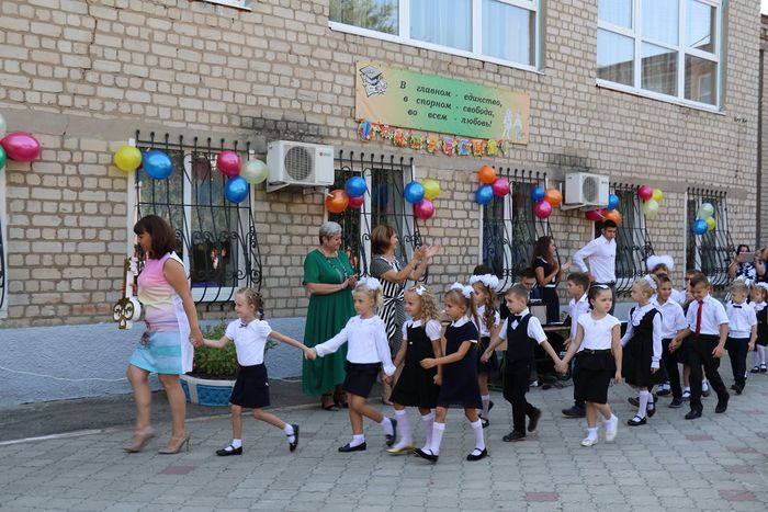 Проректор ХНУВС Анатолій Клочко привітав учнів гімназії «Освіта» з Днем знань