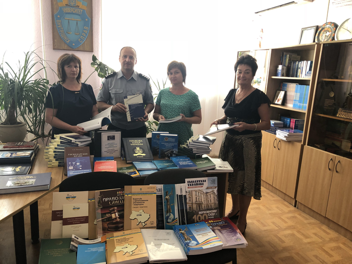 Декан факультету № 1 Олександр Музичук подарував бібліотеці університету сучасні наукові видання