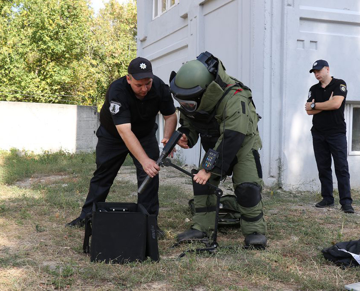 Спеціалісти-вибухотехніки – слухачі курсів підвищення кваліфікації – продемонстрували свої вміння