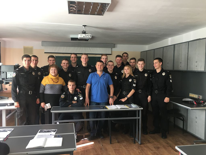 Binary English class “At the police station”