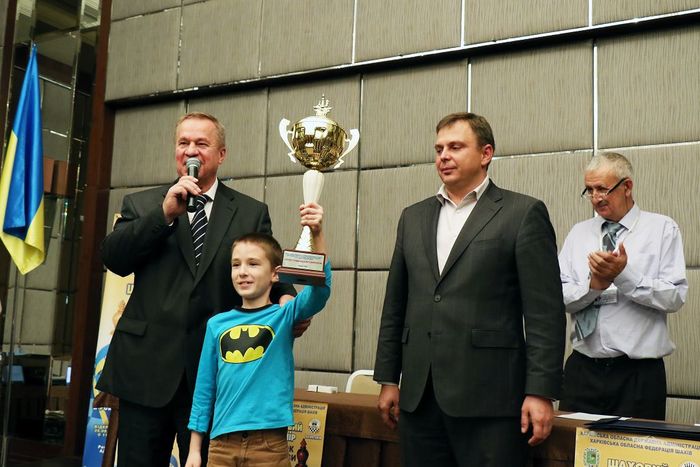 Президент  Харківської обласної федерації шахів Сергій Гусаров вручив нагороди переможцям шахового турніру 