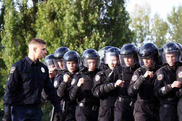 Працівники патрульної поліції навчають курсантів університету прийомам crowd control