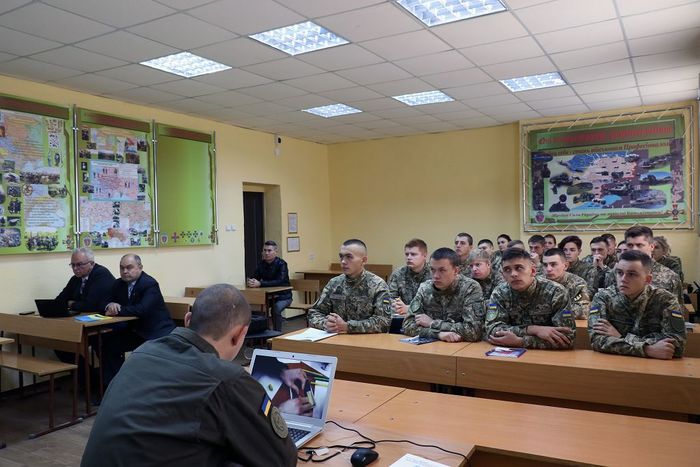 Військово-патріотичне виховання молоді: досвід та перспективи