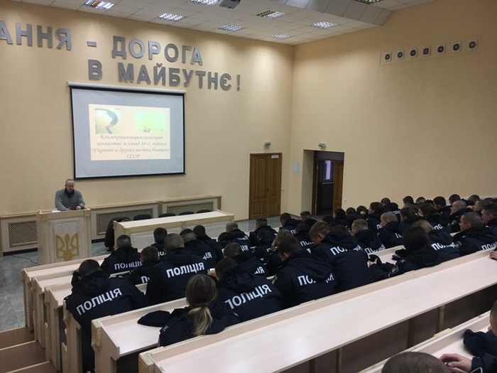 Для курсантів університету проведено відеолекторій до 85-ї річниці Голодомору 1932–1933 рр. в Україні