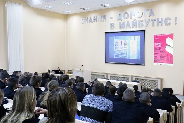 Курсанти та студенти університету переглянули документальний фільм «Віддалений гавкіт собак»