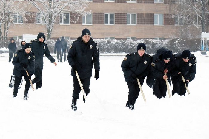 Прибираємо снігові замети