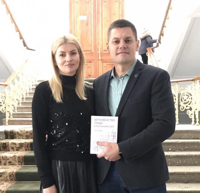 Фонд бібліотеки ХНУВС отримав українське видання книги Пола Гаудера «Верховенство права в реальному світі»