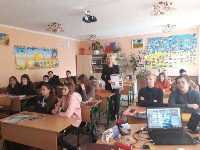 Доцент кафедри кримінально-правових дисциплін Вікторія Давиденко запросила школярів на День відкритих дверей