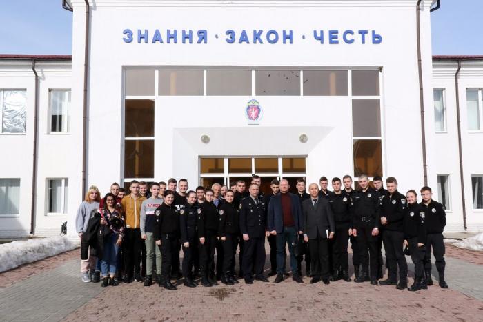 Курсанти та студенти університету поспілкувалися з начальником Слобожанського управління кіберполіції Департаменту кіберполіції Національної поліції України Валерієм Березою