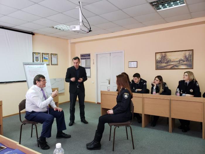 Курсантів університету та патрульних поліцейських навчали проводити допити за англійською моделлю «PEACE»