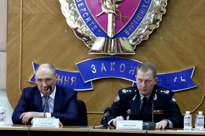 Перший заступник Голови Національної поліції України В’ячеслав Аброськін вручив сертифікати слухачам курсів підвищення кваліфікації кримінального блоку Національної поліції України 