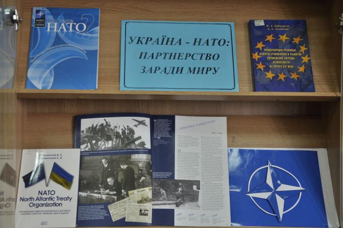 У бібліотеці університету розгорнуто виставку, присвячену 70-річчю заснування Організації Північноатлантичного договору