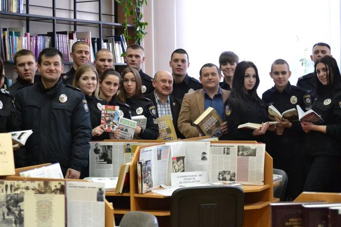 Курсанти університету ознайомилися з книжковою експозицію з нагоди 100-річчя карного розшуку України