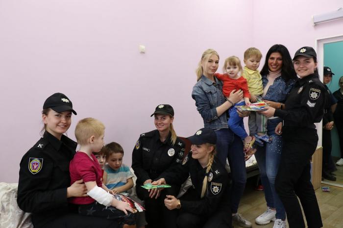 Є діти, яким особливо потрібна допомога: курсанти ХНУВС відвідали дитячу лікарню