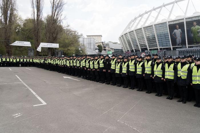 Представники ХНУВС разом з іншими правоохоронцями забезпечували публічну безпеку на НСК «Олімпійський» під час президентських дебатів (ВІДЕО)