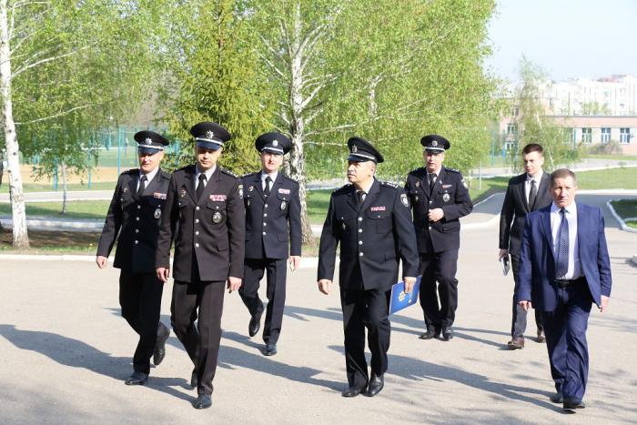 Директор Департаменту персоналу, організації освітньої та наукової діяльності МВС України Геннадій Доскевич ознайомився з матеріальною базою ХНУВС