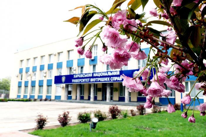 У Харківському поліцейському виші розквітли сакури