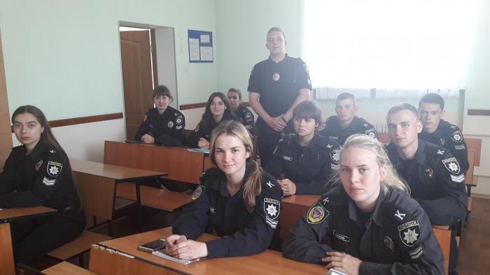 Працівник поліції поділився з курсантами практичним досвідом щодо провадження у справах про адміністративні правопорушення