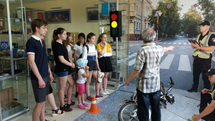 Для школярів влаштували ознайомчу екскурсію університетом