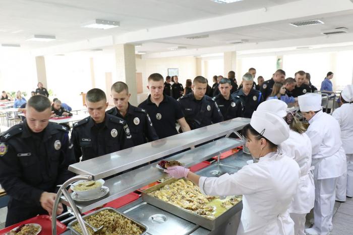 Проректор Анатолій Клочко: «Керівництво університету завжди багато уваги приділяє організації харчування курсантсько-студентської молоді»