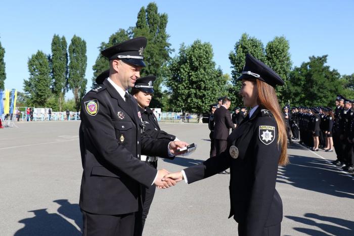 Ректор університету вручив випускникам погони лейтенантів