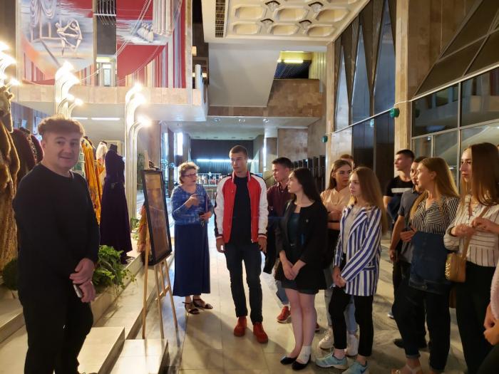 За лаштунками театру