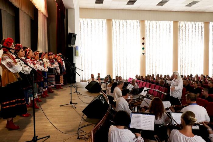 Першокурсники ХНУВС познайомилися з творчістю Харківського театру народної музики України «Обереги»
