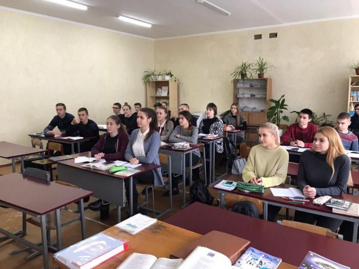 Профорієнтаційна бесіда з учнями Хотінської спеціалізованої школи