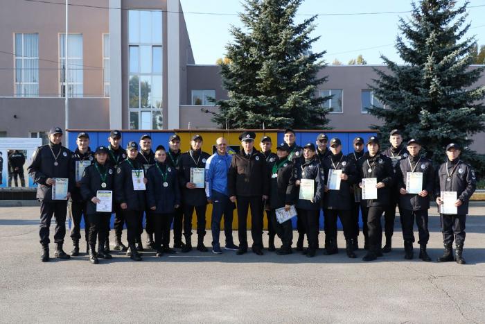 Перший проректор університету Сергій Бортник вручив нагороди спортсменам