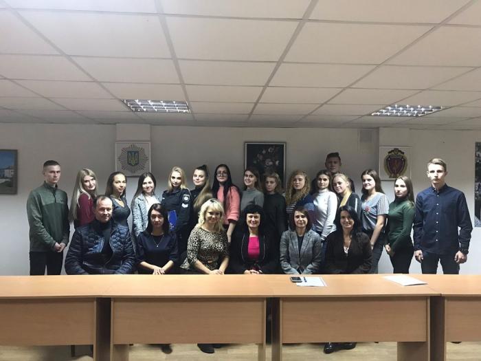 Проблеми адміністративно-правового регулювання публічної служби було обговорено під час засідання наукового гуртка