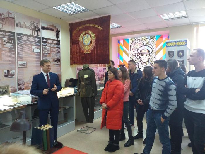 Першокурсники знайомляться з історією та традиціями університету