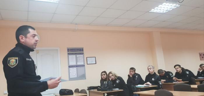 Курсанти розглянули адміністративно-правовий механізм реалізації прав і свобод людини в сфері забезпечення безпеки на дорогах разом із представником патрульної поліції