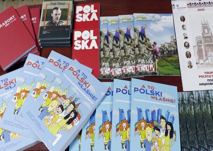 Дарунок університетській бібліотеці від Генерального консульства Республіки Польща в Харкові