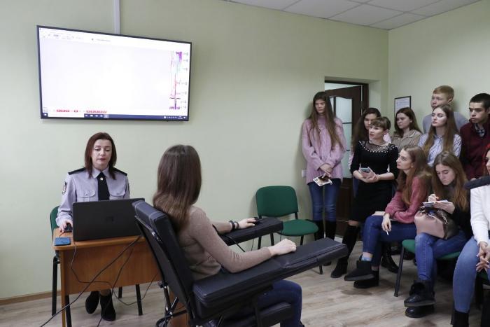 Здобувачі освіти ХНУВС знайомляться з основами та принципами роботи поліграфа (відео)