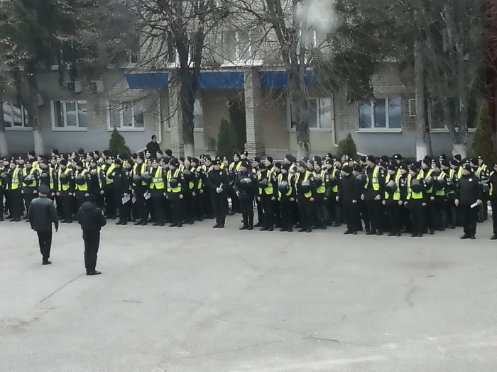 Перший проректор Сергій Бортник провів інструктаж із поліцейськими, які нестимуть службу під час проведення футбольного матчу