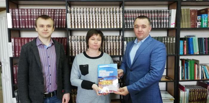 Загальній бібліотеці подаровано збірник, підготовлений науковцями університету