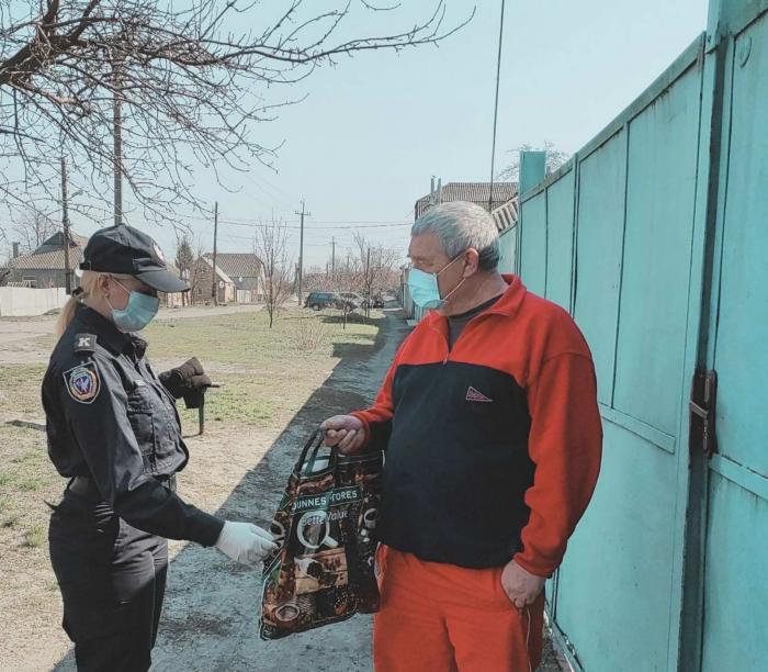 Добре слово й підтримка завжди на вагу золота. Волонтери ХНУВС надають допомогу населенню